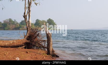 Vue sur le lac Pavana à midi en hiver. Le lac Pavana est situé à Lonavala, une station de montagne près de Maharashtra, en Inde Banque D'Images