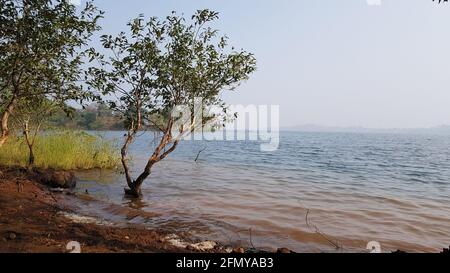 Vue sur le lac Pavana à midi en hiver. Le lac Pavana est situé à Lonavala, une station de montagne près de Maharashtra, en Inde Banque D'Images