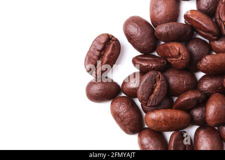 Grains de café en vrac sur fond blanc Banque D'Images