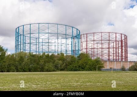 Les derniers détenteurs de gaz à Birmingham, peints dans les couleurs Aston Villa, seront démolis en 2021. Ils sont à Saltley près de Villa Park . Banque D'Images