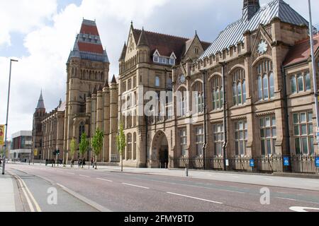 Université de Manchester sur la route d'Oxford sans circulation. Bâtiment de renaissance gothique comprenant le musée de Manchester. ROYAUME-UNI Banque D'Images