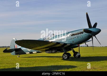 Rolls Royce possédé deuxième Guerre mondiale Supermarine Spitfire XIX avion de chasse PS853. G-RRGN. Rolls-Royce Heritage Flight avion en bleu recce photo Banque D'Images