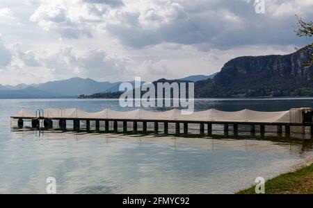 Filets de pêche disposés sur un quai. Banque D'Images