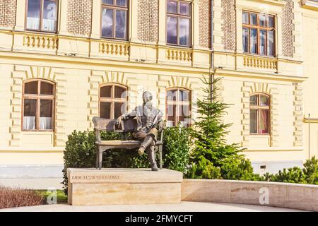 Statue du Comte Gyorgy à l'extérieur de l'église franciscaine sur la place Foe. Keszthely, Hongrie Banque D'Images