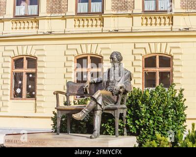 Statue du Comte Gyorgy à l'extérieur de l'église franciscaine sur la place Foe. Keszthely, Hongrie Banque D'Images