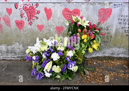 Bouquets floraux, mur commémoratif national COVID, une fresque publique pour commémorer les victimes de la passerelle de la pandémie COVID-19.South Bank, Westminster (Londres). ROYAUME-UNI