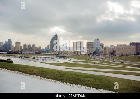 BAKOU, AZERBAÏDJAN - 22.02.2021: Parc du Centre Heydar Aliyev à Bakou. Bâtiments de grande hauteur. Panorama de Bakou, la capitale de la République d'Azerbaïdjan Banque D'Images