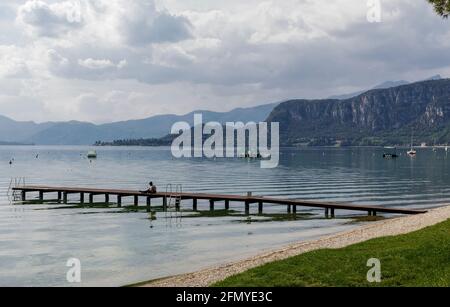 Jetée sur le lac de Garde Banque D'Images