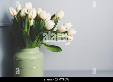 bouquet de tulipes devant la scène du printemps. Copier l'espace. Répétition Banque D'Images