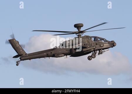 AAC Apache débarque à l'aérodrome de Wattisham dans le Suffolk. Banque D'Images