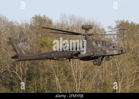 AAC Apache débarque à l'aérodrome de Wattisham dans le Suffolk. Banque D'Images