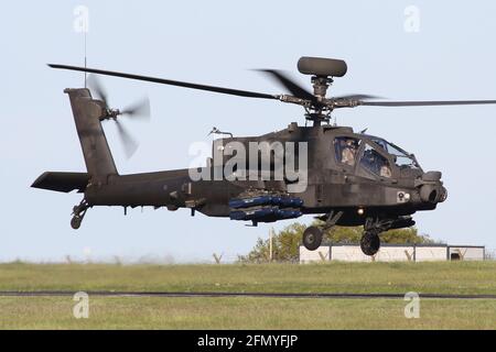 L'hélicoptère Apache du corps d'aviation militaire débarque à l'aérodrome de Wattisham dans le Suffolk. Banque D'Images