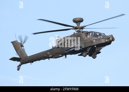 L'hélicoptère Apache du corps d'aviation militaire débarque à l'aérodrome de Wattisham dans le Suffolk. Banque D'Images