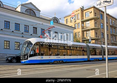 Moscou, Russie - 08 mai 2021, UN tramway et une voiture attendent le feu vert sur fond d'anciens bâtiments du quartier de Taganka, à proximité Banque D'Images