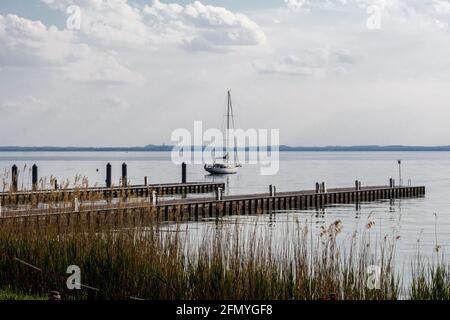 Jetée sur le lac de Garde Banque D'Images