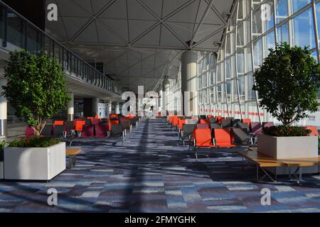 Terminal 1 presque vide à l'aéroport international de Hong Kong. Mai 2021 les restrictions de Covid signifient très peu de passagers et de vols. Banque D'Images