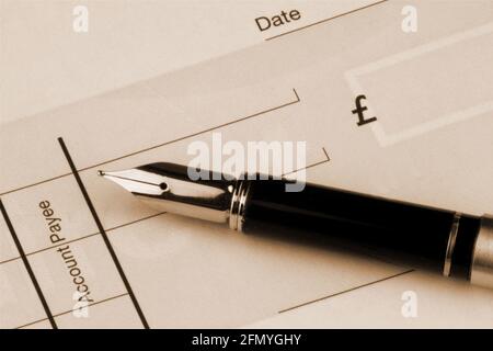 Image sépia avec carreaux et stylo plume Banque D'Images