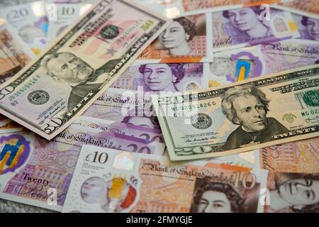 Londres, Royaume-Uni. 12 mai 2021. Dans cette illustration, une collection de billets britanniques de dix et vingt livres sterling et de cinquante et vingt dollars est présentée. Credit: Dinendra Haria/SOPA Images/ZUMA Wire/Alay Live News Banque D'Images