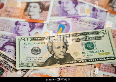 Londres, Royaume-Uni. 12 mai 2021. Dans cette illustration, une collection de billets britanniques de dix et vingt livres sterling et vingt dollars est présentée. Credit: Dinendra Haria/SOPA Images/ZUMA Wire/Alay Live News Banque D'Images