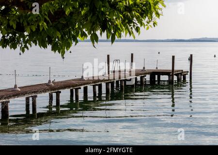 Jetée sur le lac de Garde Banque D'Images