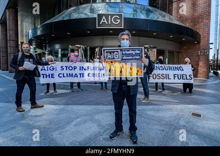 ÉTATS-UNIS. 12 mai 2021. Les activistes climatiques locaux, en collaboration avec le réseau « assurer notre avenir », se sont rassemblés devant le siège d'AIG à Manhattan le 12 mai 2021 lors de leur assemblée annuelle des actionnaires pour exiger que AIG prenne des mesures contre le changement climatique. (Photo par Erik McGregor/Sipa USA) crédit: SIPA USA/Alay Live News Banque D'Images