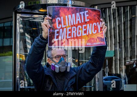 ÉTATS-UNIS. 12 mai 2021. Les activistes climatiques locaux, en collaboration avec le réseau « assurer notre avenir », se sont rassemblés devant le siège d'AIG à Manhattan le 12 mai 2021 lors de leur assemblée annuelle des actionnaires pour exiger que AIG prenne des mesures contre le changement climatique. (Photo par Erik McGregor/Sipa USA) crédit: SIPA USA/Alay Live News Banque D'Images