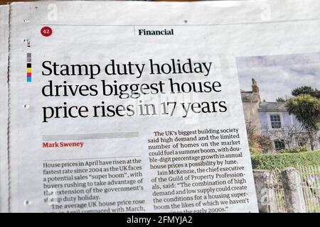 « les vacances en service intensif sont les plus grandes maisons en 17 ans » Titre du journal dans l'article de Guardian Financial du 30 avril 2021 Londres Angleterre Royaume-Uni Banque D'Images