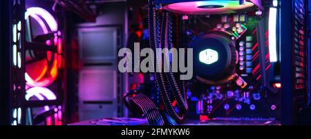 Unité système haut de gamme pour ordinateur de jeu en gros plan. À l'intérieur d'un cybercafé éclairé, pas de personnes. Technologie moderne, amusement, esport, jeux vidéo en ligne Internet ca Banque D'Images