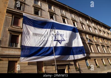 Rome, Italie. 12 mai 2021. Un grand drapeau d'Israël est exposé sur un bâtiment de l'ancien ghetto de Rome (photo de Matteo Nardone/Pacific Press) Credit: Pacific Press Media production Corp./Alay Live News Banque D'Images