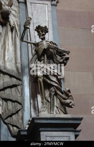 Squelette statue partie d'une frise dans le magnifique roman Mayence Cathédrale Allemagne Banque D'Images