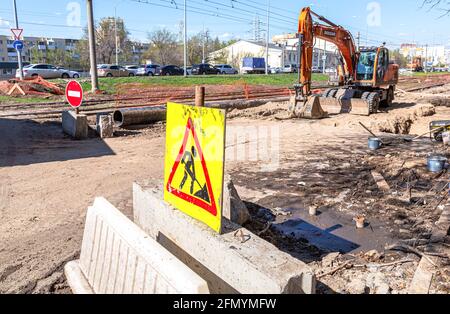 Samara, Russie - 6 mai 2021 : signalisation routière à la rue de la ville. Route en construction Banque D'Images