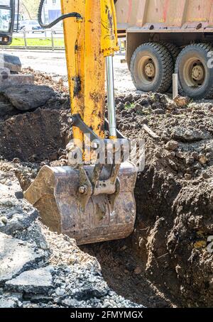 Samara, Russie - 6 mai 2021 : une pelle hydraulique creuse une tranchée sur un chantier de construction en été Banque D'Images