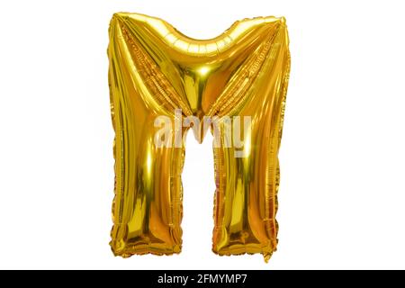 M en ballons dorés isolés sur fond blanc. Anglais M de ballons d'or isolés sur fond blanc .lettre M fait de chrome or flatab Banque D'Images