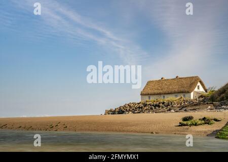 Cottage sur la plage avec vue sur la mer Banque D'Images