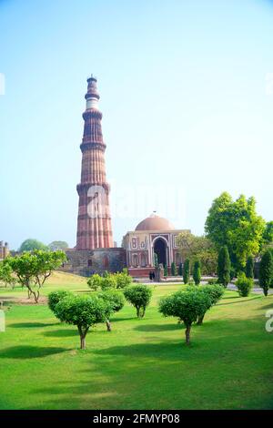 DELHI, INDE - Le 26 avril 2019 : Un groupe non identifié de personnes visitent ruines de Qutub Minar à Delhi le 26 avril 2019. Banque D'Images