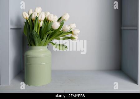 bouquet de tulipes devant la scène du printemps. Copier l'espace. Répétition Banque D'Images