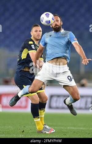 Rome, Italie. 12 mai 2021. Jasmin Kurtic (Parme) Vedat Muriqi (Latium) pendant SS Lazio vs Parme Calcio, football italien série A match à Rome, Italie, mai 12 2021 crédit: Agence de photo indépendante/Alamy Live News Banque D'Images