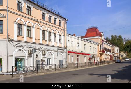 Kazan, Russie - 25 août 2016 : rue Universitetskaya avec de beaux bâtiments anciens à côté de la rue piétonne principale de la ville - rue Bauman. Banque D'Images