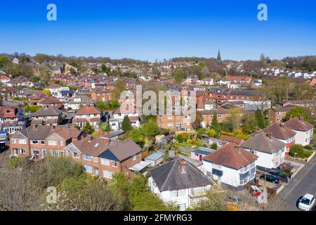 Photo aérienne de la ville britannique de Meanwood à Leeds West Yorkshire montrant des propriétés et des rangées de logements typiques du Royaume-Uni maisons d'en haut dans le ti de printemps Banque D'Images