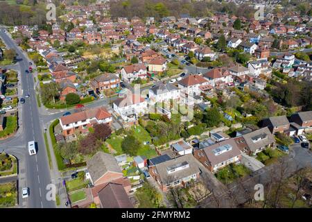 Photo aérienne de la ville britannique de Meanwood à Leeds West Yorkshire montrant des propriétés et des rangées de logements typiques du Royaume-Uni maisons d'en haut dans le ti de printemps Banque D'Images