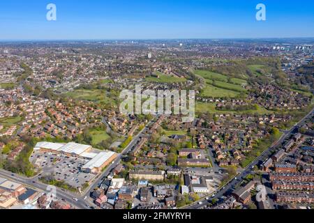 Photo aérienne de la ville britannique de Meanwood à Leeds West Yorkshire montrant des propriétés et des rangées de logements typiques du Royaume-Uni maisons d'en haut dans le ti de printemps Banque D'Images