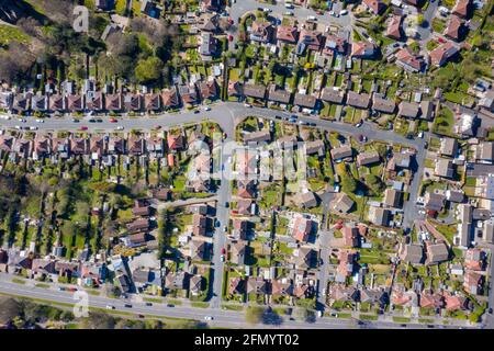 Tout droit vers le bas photo aérienne de la ville britannique de Meanwood Dans le Yorkshire de l'Ouest de Leeds montrant les propriétés typiques de logement du Royaume-Uni et rangées de maisons au printemps Banque D'Images