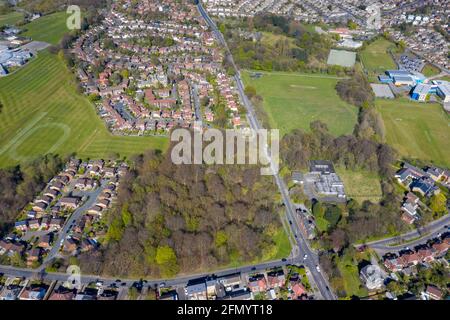 Photo aérienne de la ville britannique de Meanwood à Leeds West Yorkshire montrant des propriétés et des rangées de logements typiques du Royaume-Uni maisons d'en haut dans le ti de printemps Banque D'Images