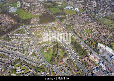 Photo aérienne de la ville britannique de Meanwood à Leeds West Yorkshire montrant des propriétés et des rangées de logements typiques du Royaume-Uni maisons d'en haut dans le ti de printemps Banque D'Images