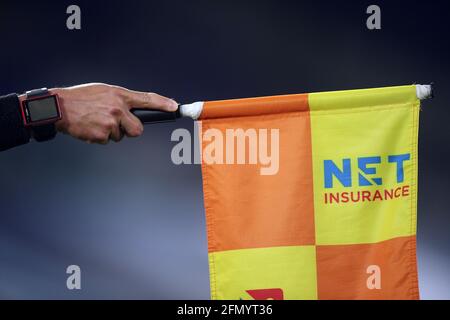 Rome, Italie. 12 mai 2021. ROME, Italie - 12.05.2021: Drapeau de la ligne d'arbitre dans la Serie italienne UN championnat de football 2021 match entre SS LAZIO vs PARME au stade olympique de Rome. Crédit : Agence photo indépendante/Alamy Live News Banque D'Images