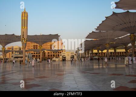 Madinah al Munawwara. Vue extérieure sur la mosquée Nabawi. Pèlerins musulmans marchant dans la cour de la mosquée Banque D'Images