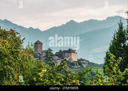 Château de Tirol vu de Dorf Tirol dans le Tyrol du Sud. Banque D'Images