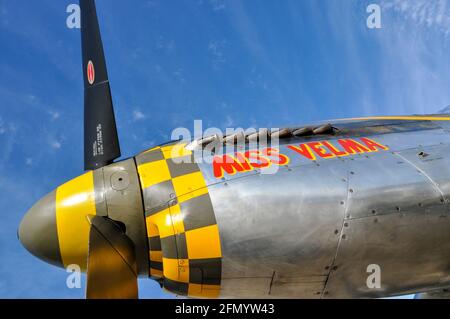 L'avion de chasse P-51 Mustang nord-américain a nommé Miss Velma sous le ciel bleu. TF-51D NX251RJ. Avion américain de la Seconde Guerre mondiale Banque D'Images