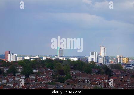 Horizon de Leeds. Tour de radiodiffusion (gauche) Sky Plaza (centre) quartier Arena avec le plus haut bâtiment du Yorkshire 'Altus House' (droite) Banque D'Images