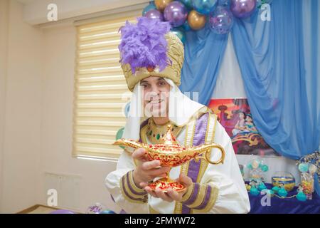 Azerbaïdjan Bakou. 5 septembre 2020 . tenant une vieille lampe magique dans sa main. Un homme dans les vêtements d'Aladdin . Olds dans ses mains la lampe magique Banque D'Images